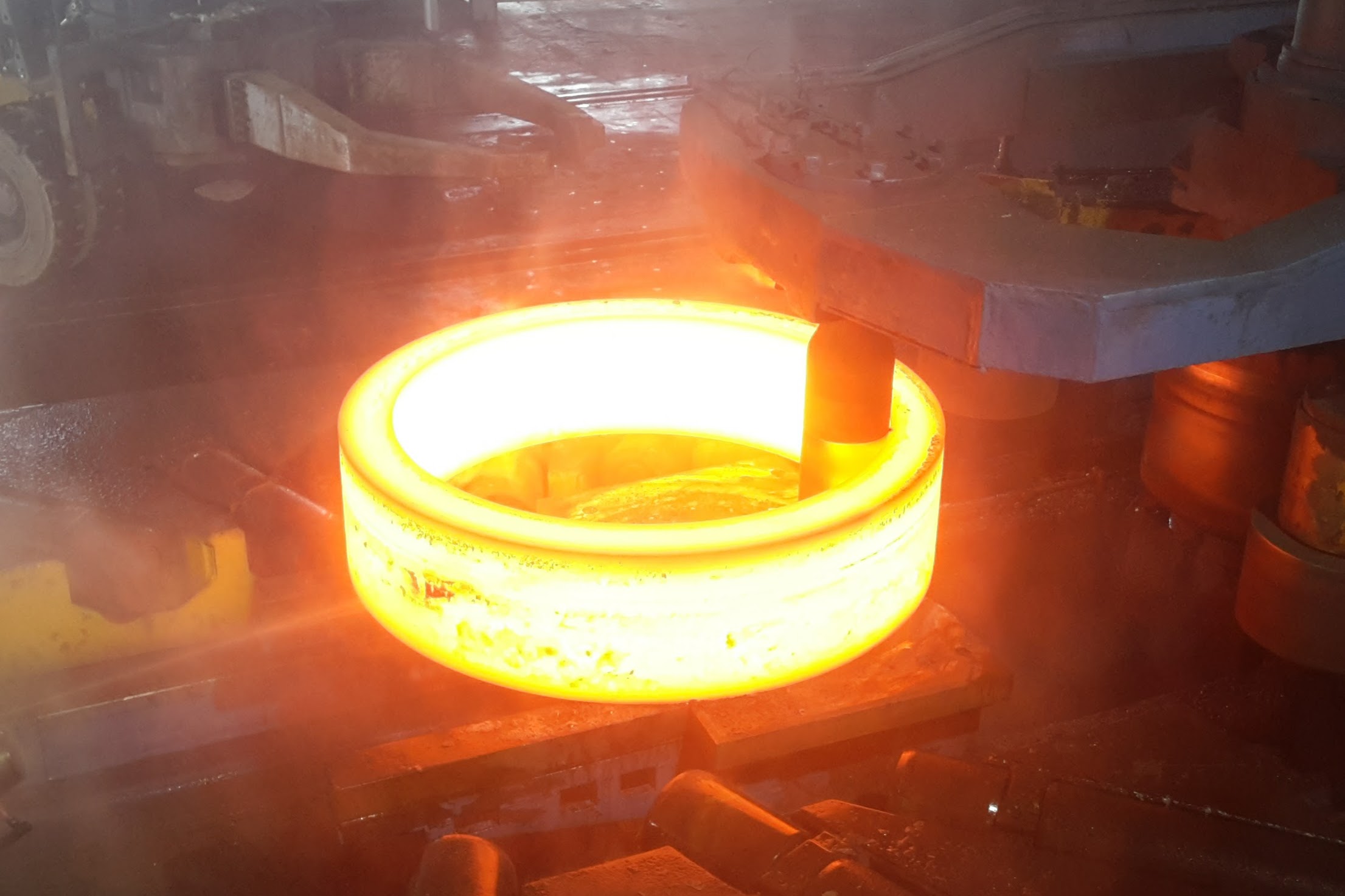 Automazione Del Processo Metallurgico: Pressa idraulica per forgia fino a 13000t Pressa per stampaggio con isola robotizzata Laminatoio anelli fino a 250/200 Forno a gas per il trattamento termico dell’acciaio Forno elettrico per il trattamento termico dell’acciaio Controllo sincronismo idraulico in asse elettrico