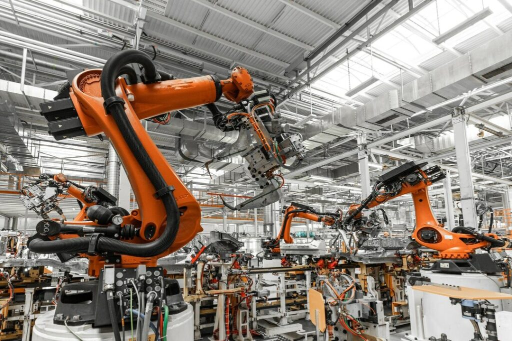 Automazione Futuristica: Il Nostro Robot Tecnologico al Lavoro