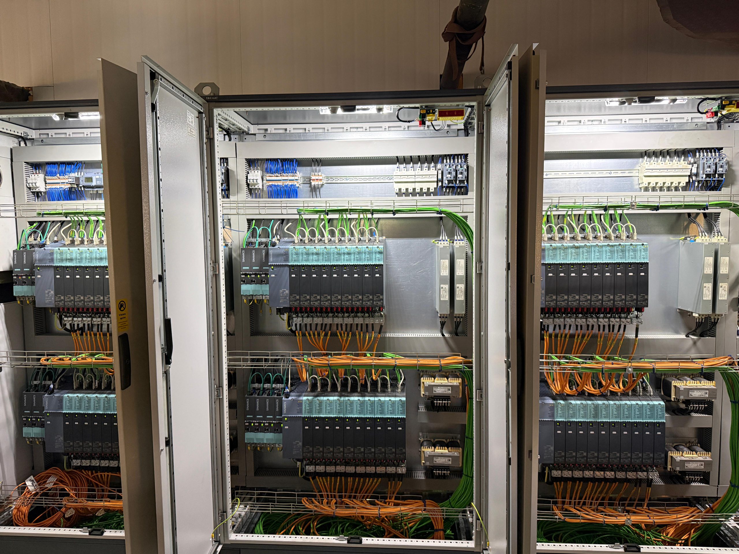 Automazione completa e custom di impianti di produzione industriali